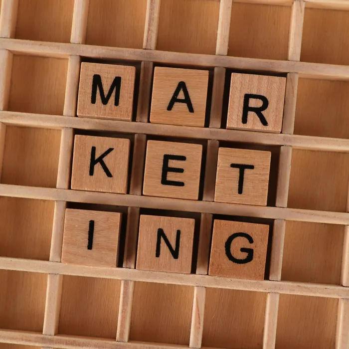 אריחי עץ מסודרים בשורה עם המילה Marketing