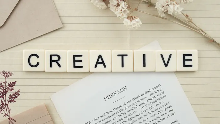 אריחי אותיות שמרכיבים את המילה CREATIVE