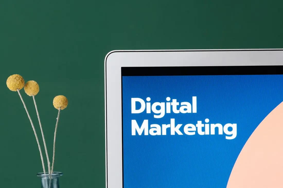 מסך מחשב עם הכיתוב Digital Marketing