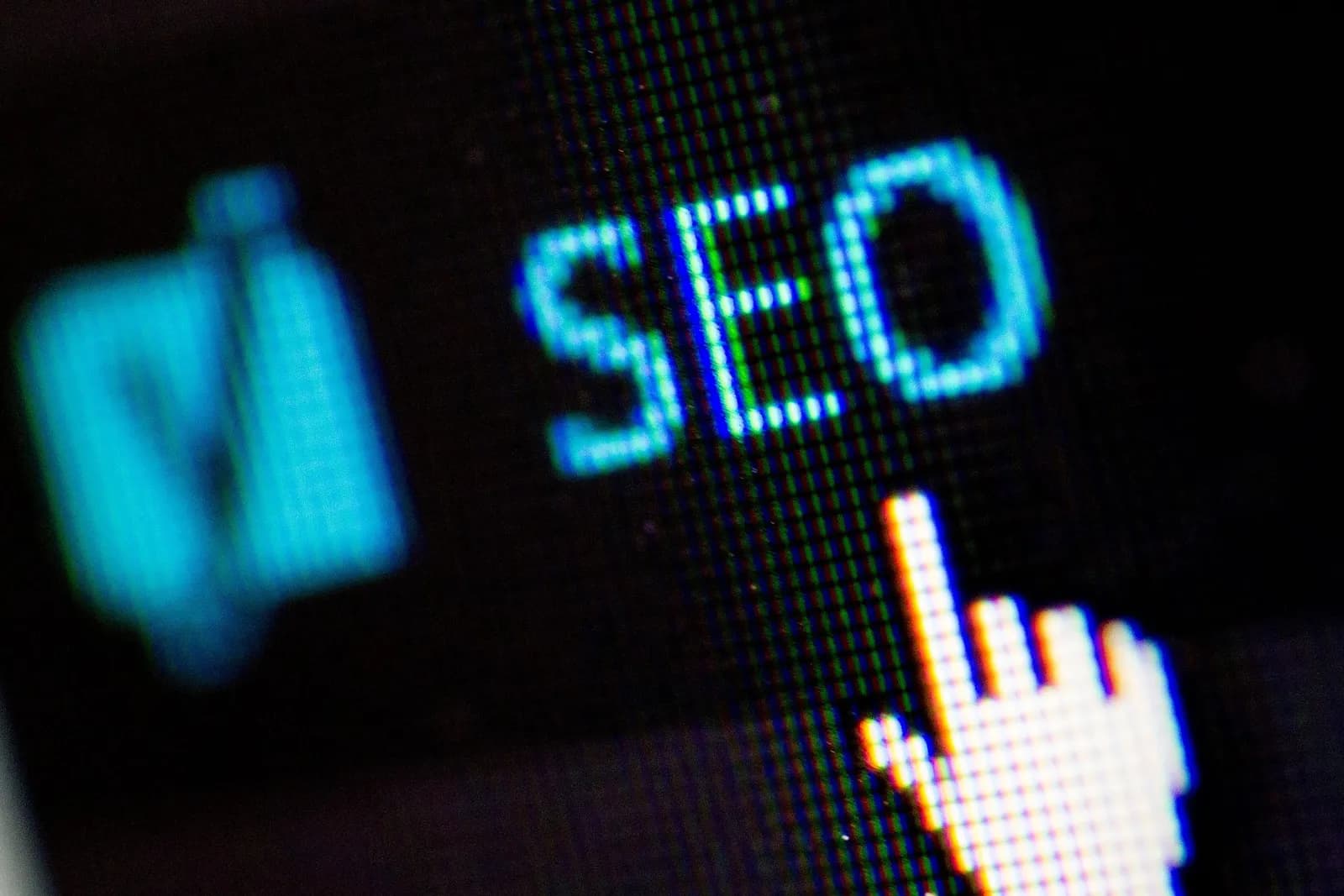 קוביות עץ עם האותיות SEO על שולחן עבודה